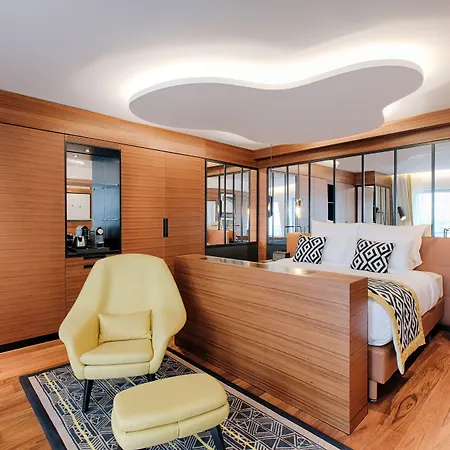 Renaissance Republique & Paris