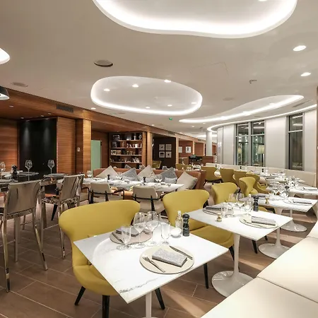 Renaissance Republique & Paryż