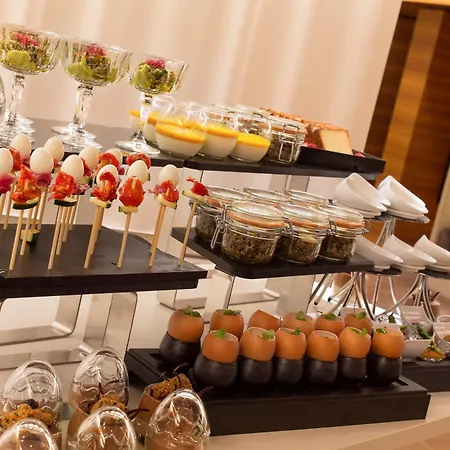 Hotel Renaissance Republique & Paryż