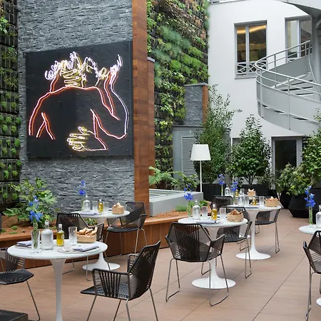 Renaissance Republique & 5*