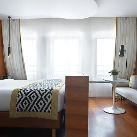 Renaissance Republique & 5*
