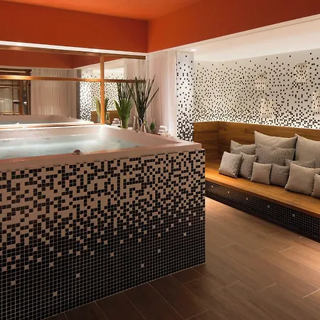 Renaissance Republique & Hotel 5*