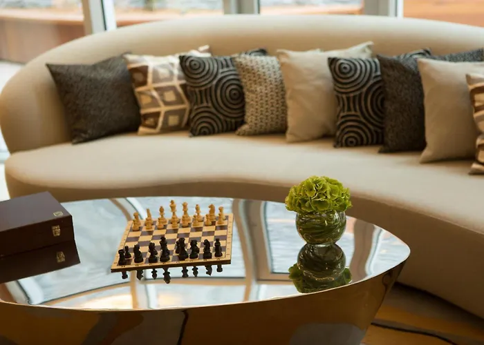 Renaissance Republique & فندق باريس