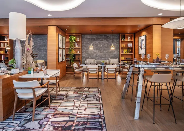 Renaissance Republique & فندق