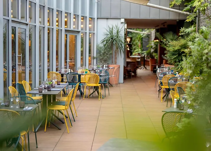 Renaissance Republique & 5*