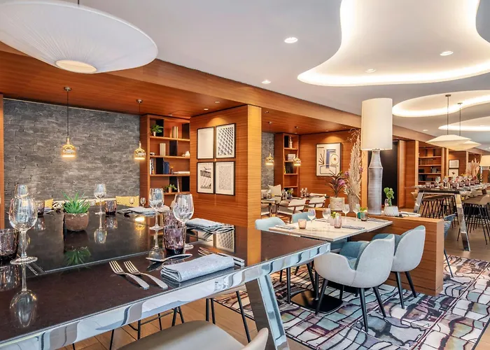 Renaissance Republique & فندق باريس