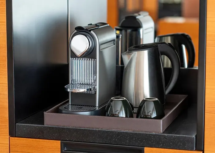 Renaissance Republique & فندق باريس