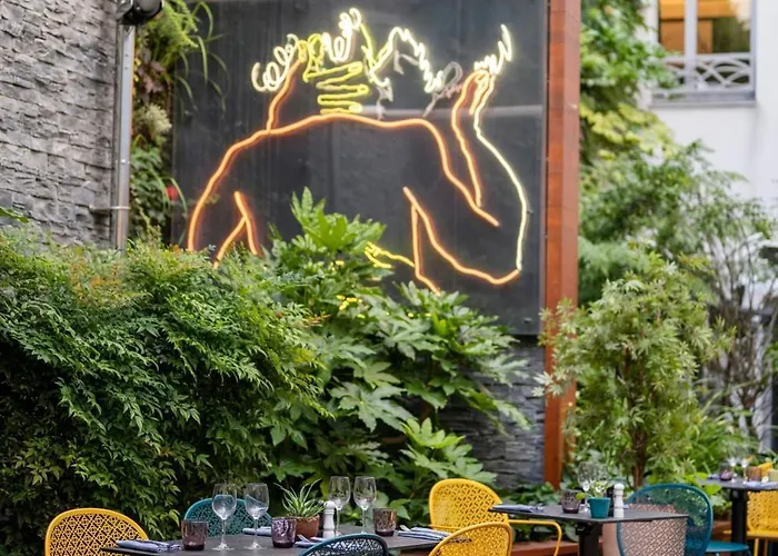 Renaissance Republique & 5*