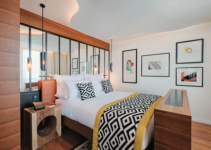 Renaissance Republique & فندق باريس