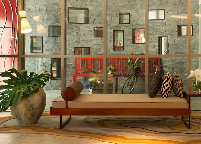 Renaissance Republique & فندق باريس