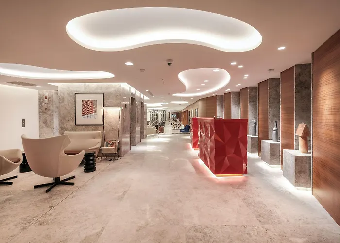 Renaissance Republique & فندق باريس