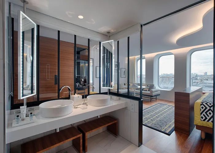 Renaissance Republique & فندق باريس