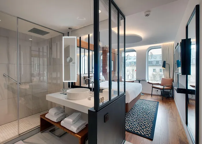 Renaissance Republique & فندق باريس