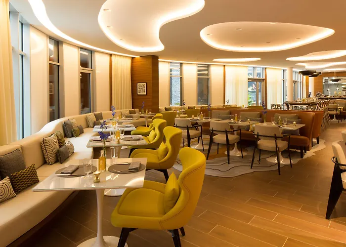 Renaissance Republique & فندق باريس