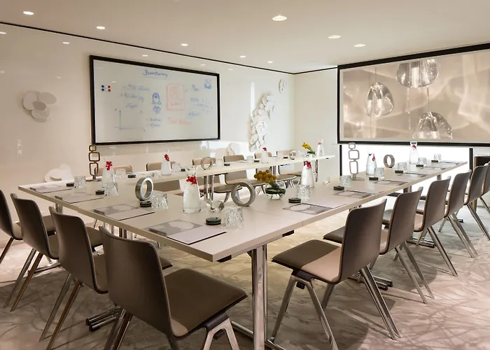 Renaissance Republique & Отель 5*