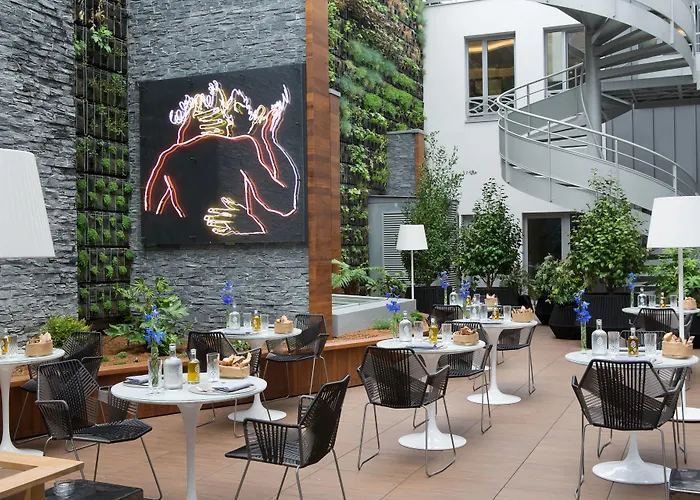 Renaissance Republique & 5*