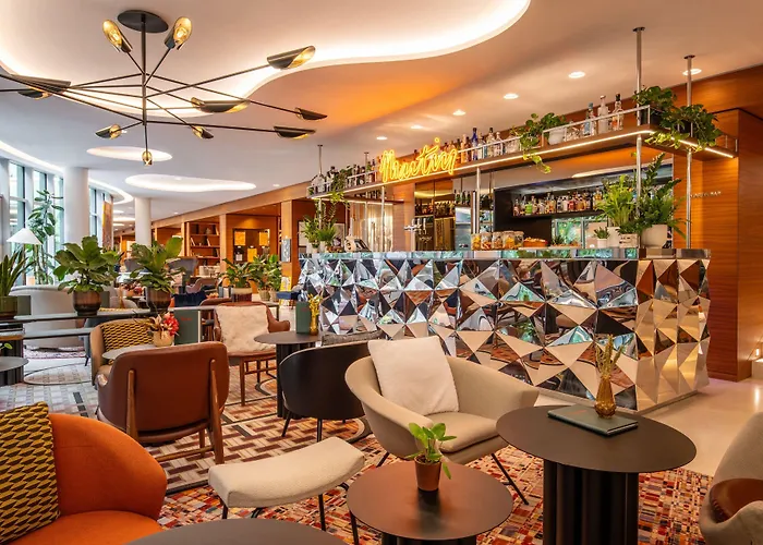 Renaissance Republique & فندق باريس