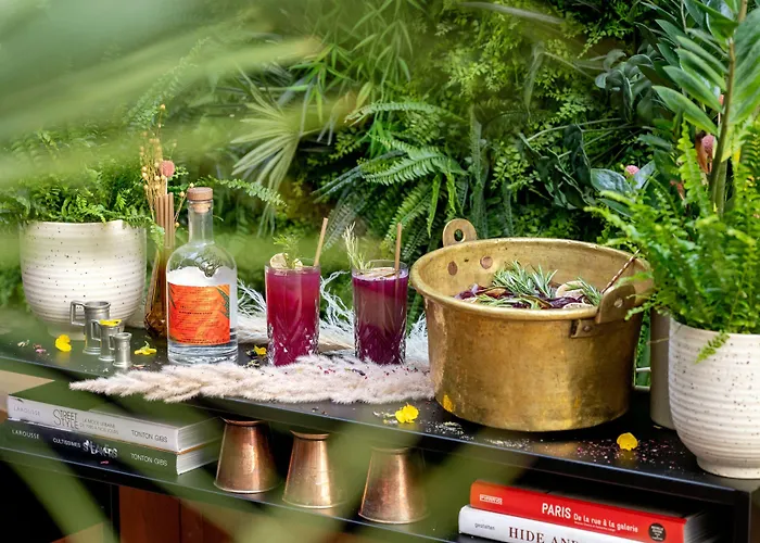 Renaissance Republique & فندق باريس