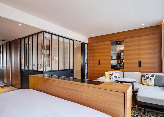 Renaissance Republique & Hotel 5*